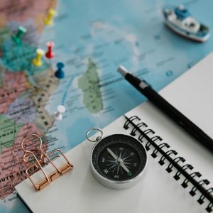 Landkarte mir Notizbuch und Kompass darauf